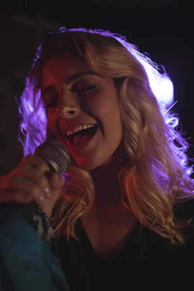 Cantante femenina actuando en discoteca — Foto de Stock