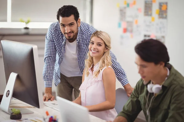 Business colleagues working on desktop — Stock Photo, Image