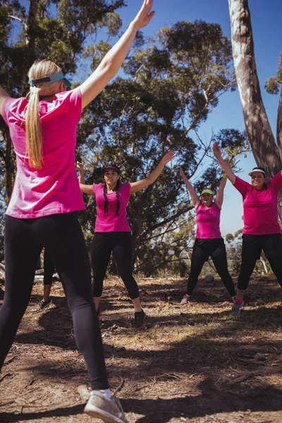 Entrenadora instruyendo a las mujeres —  Fotos de Stock