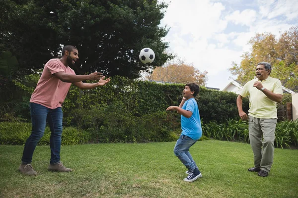 Familj spelar med fotboll — Stockfoto