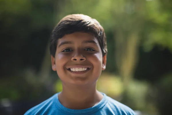 Uśmiechnięty chłopiec w parku — Zdjęcie stockowe