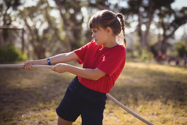 少女の綱引きの練習を決定 — ストック写真