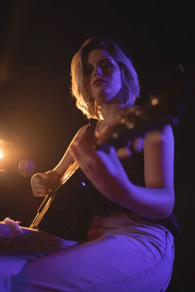 Kvinnlig gitarrist uppträder på konsert — Stockfoto