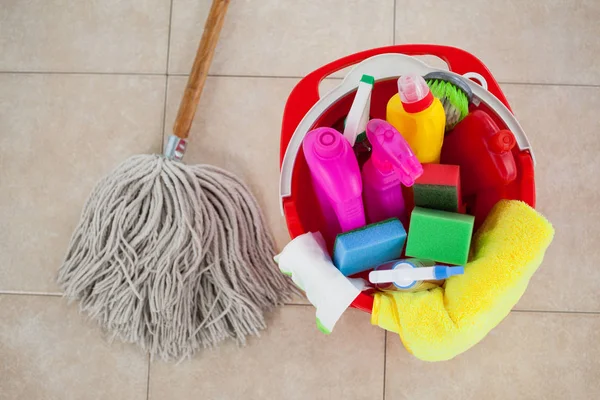 Secchio con detergenti e mocio — Foto Stock