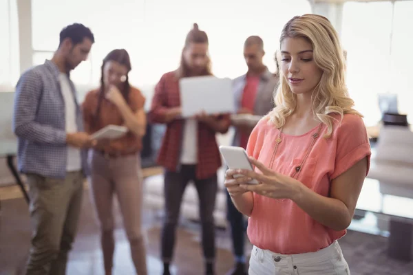 Žena používající mobilní telefon — Stock fotografie