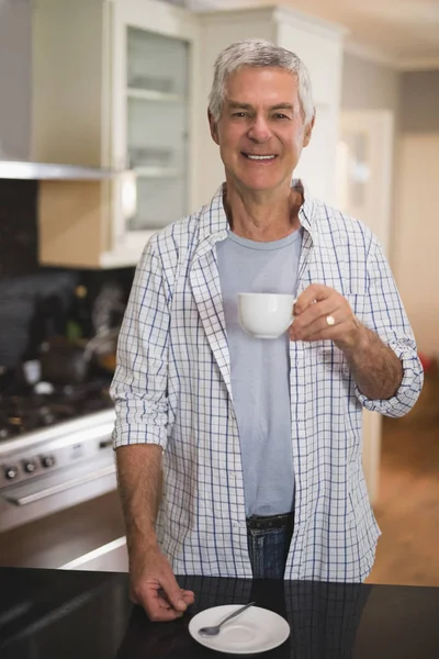 Sonriente hombre mayor sosteniendo taza — Foto de Stock