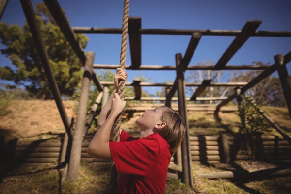 Entschlossenes Mädchen klettert Seil — Stockfoto