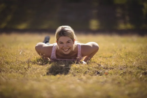 Mujer haciendo ejercicio durante la carrera de obstáculos — Foto de Stock