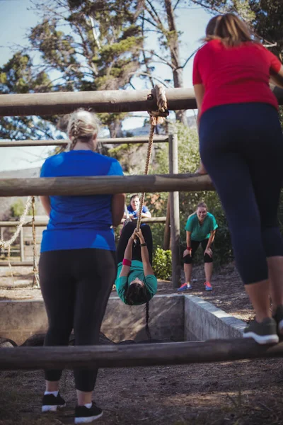 Fit vrouw touw klimmen — Stockfoto