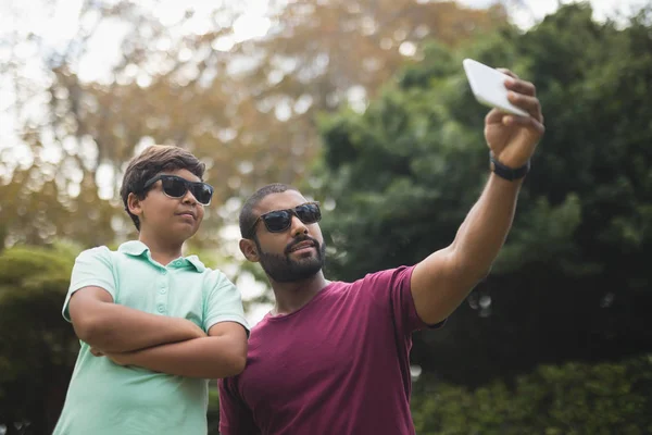 Pai tomando selfie com filho — Fotografia de Stock