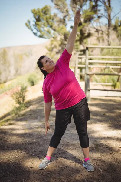 Mujer haciendo ejercicio durante la carrera de obstáculos —  Fotos de Stock