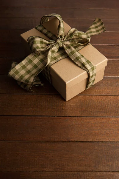 礼品盒上的棕色的桌子 — 图库照片