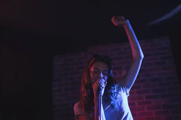 Cantora feminina se apresentando no concerto — Fotografia de Stock