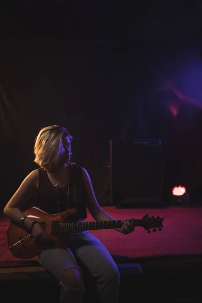 Vrouwelijke gitarist spelen gitaar — Stockfoto