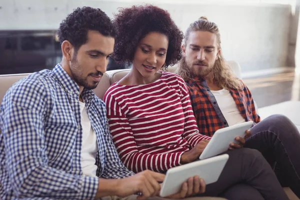 Compañeros de negocios trabajando juntos — Foto de Stock