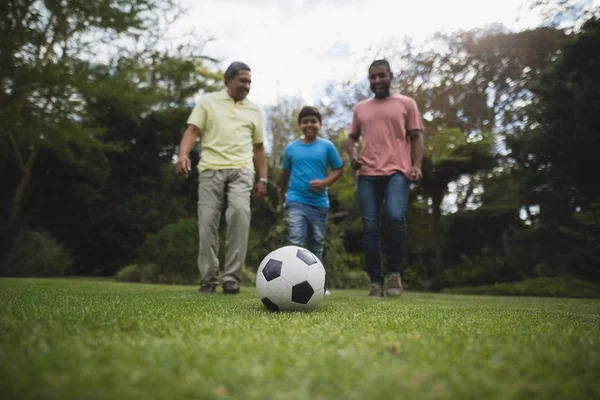 Familia multigeneracional jugando al fútbol — Foto de Stock