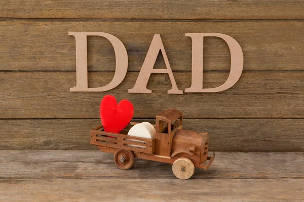 Camião de brinquedo com coração e texto pai — Fotografia de Stock