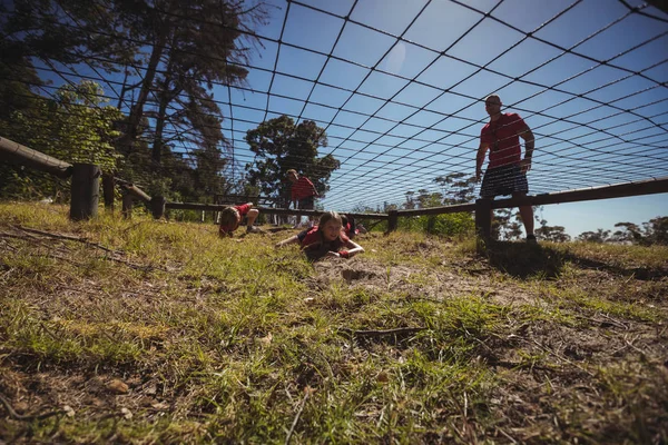 Barn som kryper under net — Stockfoto