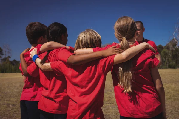 Trainer instructing kids in boot camp — Stock Photo, Image