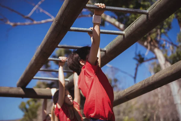 Niños escalando barras de mono —  Fotos de Stock