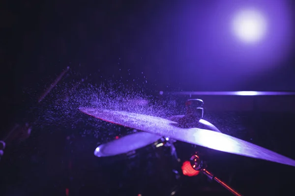 Drum set in illuminated nightclub — Stock Photo, Image