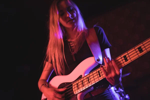 Vrouwelijke gitarist uitvoeren in nachtclub — Stockfoto