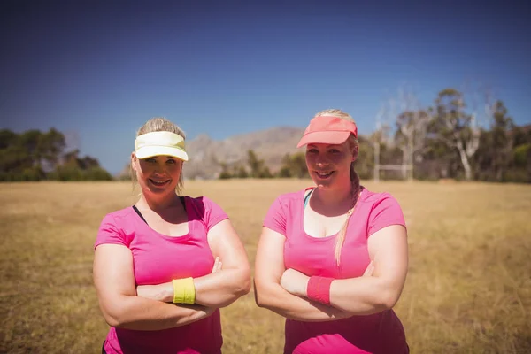 Mulheres de pé no campo de treino — Fotografia de Stock