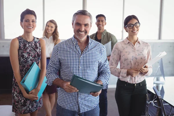 Empresario de pie con el equipo — Foto de Stock