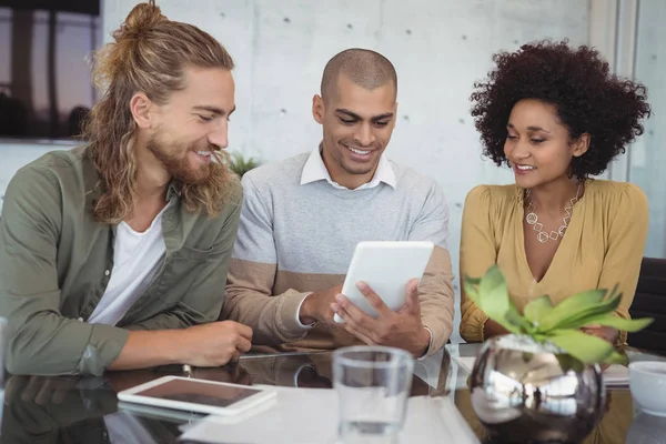 Hombre de negocios usando tableta con colegas — Foto de Stock