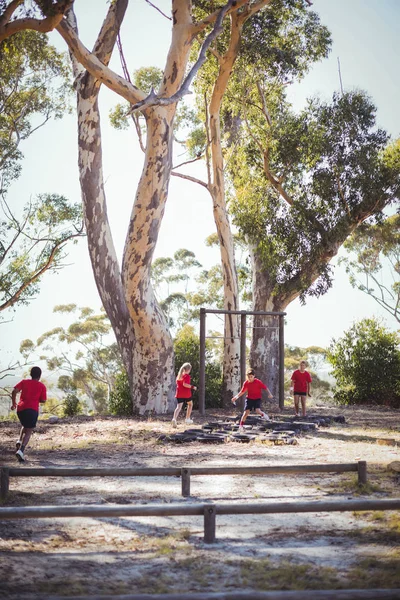 Kinderen lopen over banden — Stockfoto