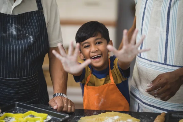 Niño mostrando manos desordenadas mientras se prepara la comida —  Fotos de Stock