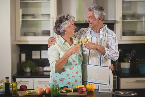 Coppia anziana con bicchieri di vino — Foto Stock