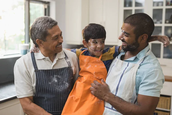 Famiglia multi-generazione in piedi in cucina — Foto Stock