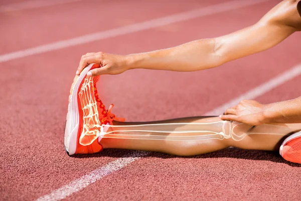 Sporcu kadın bacak esnetiyor. — Stok fotoğraf