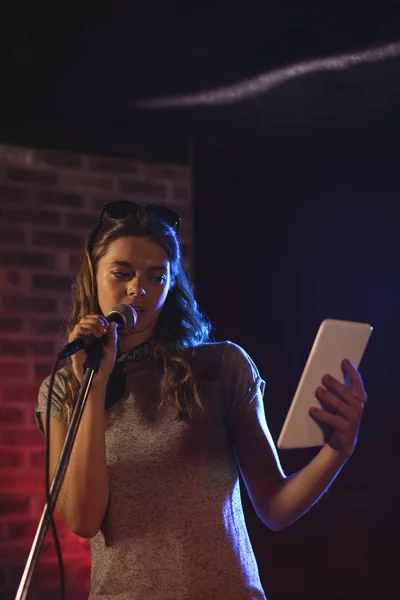 Cantante usando tableta digital en concierto — Foto de Stock