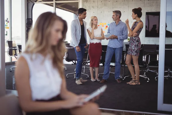 Mujer de negocios utilizando tableta con el equipo — Foto de Stock