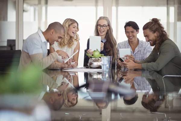 Gente de negocios sentada en el escritorio — Foto de Stock