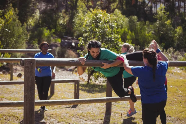 Passa kvinnor utbildning på fitness trail — Stockfoto