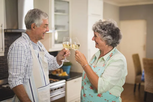 Coppia senior bicchieri da vino tostatura — Foto Stock