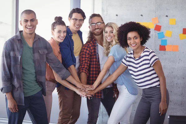 Zakelijke team stapelen handen — Stockfoto