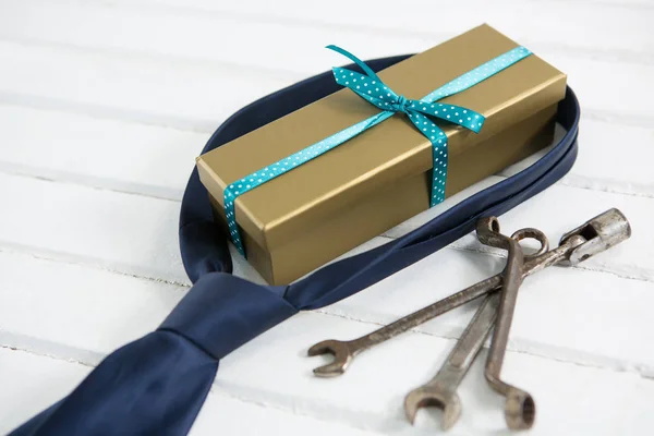 Geschenkdoos met stropdas en hulpmiddelen — Stockfoto