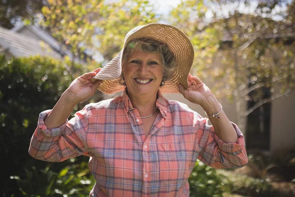 年配の女性の身に着けている太陽帽子 — ストック写真