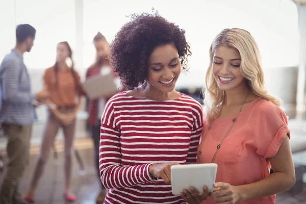 Female business colleagues discussing — Stock Photo, Image