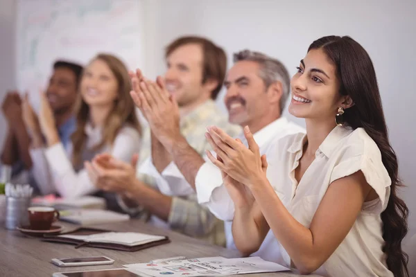 Mensen uit het bedrijfsleven applaudisseren tijdens presentatie — Stockfoto
