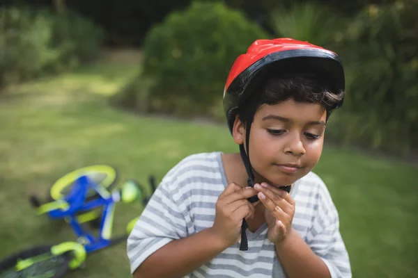 Chłopak sobie kask rowerowy — Zdjęcie stockowe