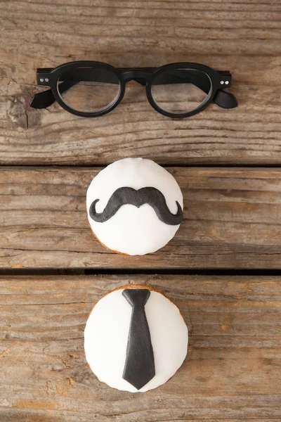 おいしい創造的なカップケーキと眼鏡 — ストック写真
