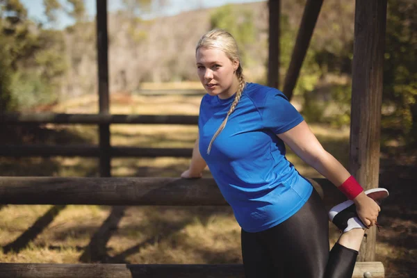 Femme exerçant pendant le parcours d'obstacles — Photo