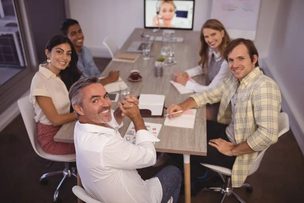 Üzleti emberek részt videokonferencia — Stock Fotó