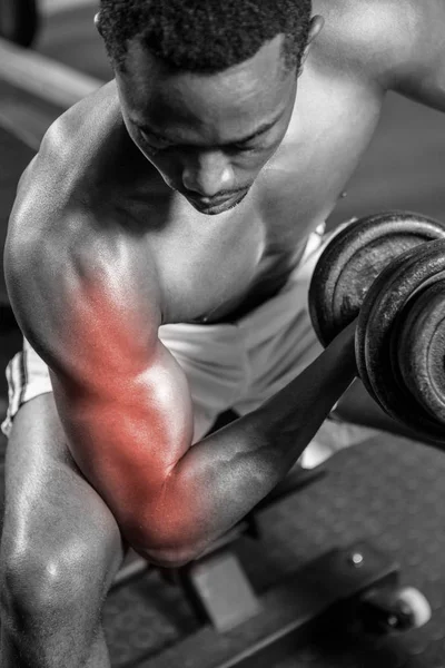 Homem fazendo excercise com halteres — Fotografia de Stock