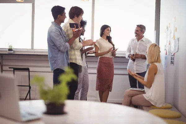 Affärsmän som diskuterar strategier — Stockfoto